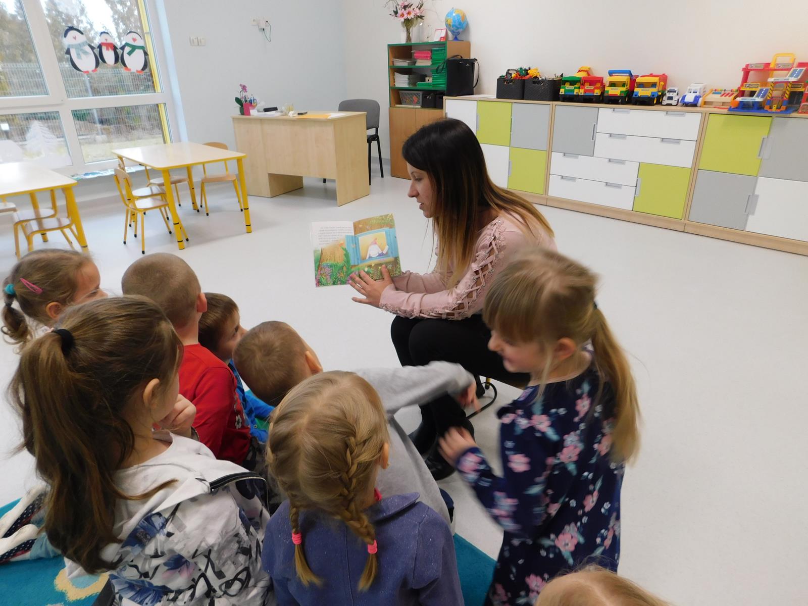 18.02. ” Czytamy dzieciom bajki” (sala żółta)