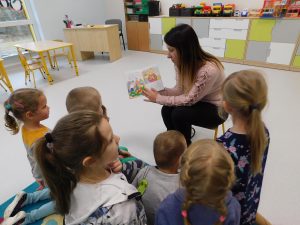 18.02. ” Czytamy dzieciom bajki” (sala żółta)